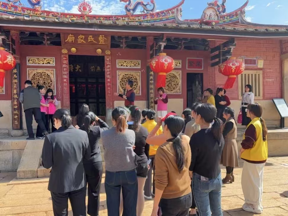 圖4 參觀體驗畬族傳統(tǒng)文化.jpg