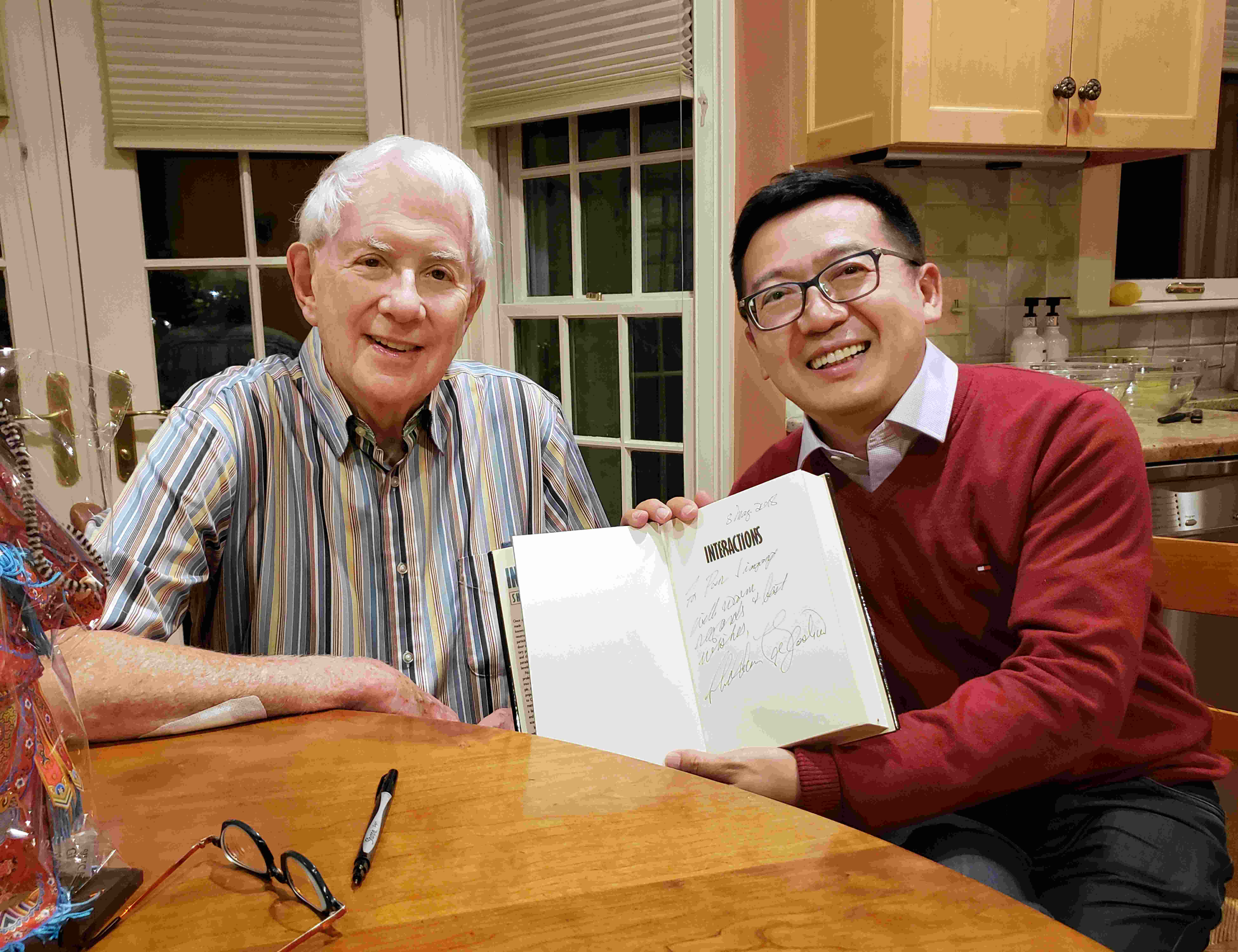 圖片4：潘錦功在《生活大爆炸》原型人物——哈佛大學(xué)的諾貝爾物理獎(jiǎng)獲得者謝爾登· 格拉肖家中.jpg