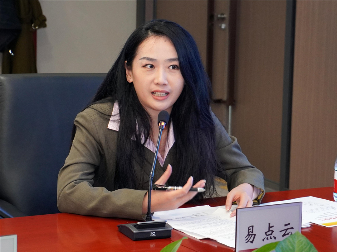 圖7：易點(diǎn)雲(yún)集團(tuán)CMO楊珊珊發(fā)言.jpg