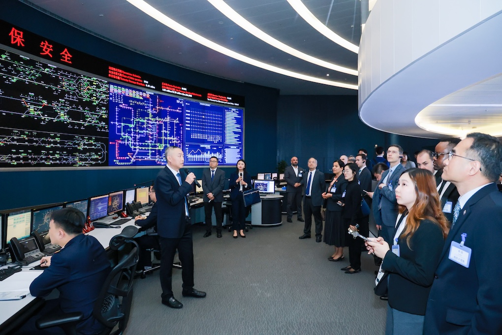圖：外國駐穗領(lǐng)事官員及外國商會、企業(yè)代表聽取廣州地鐵線網(wǎng)運營指揮中心各功能模塊講解.jpg