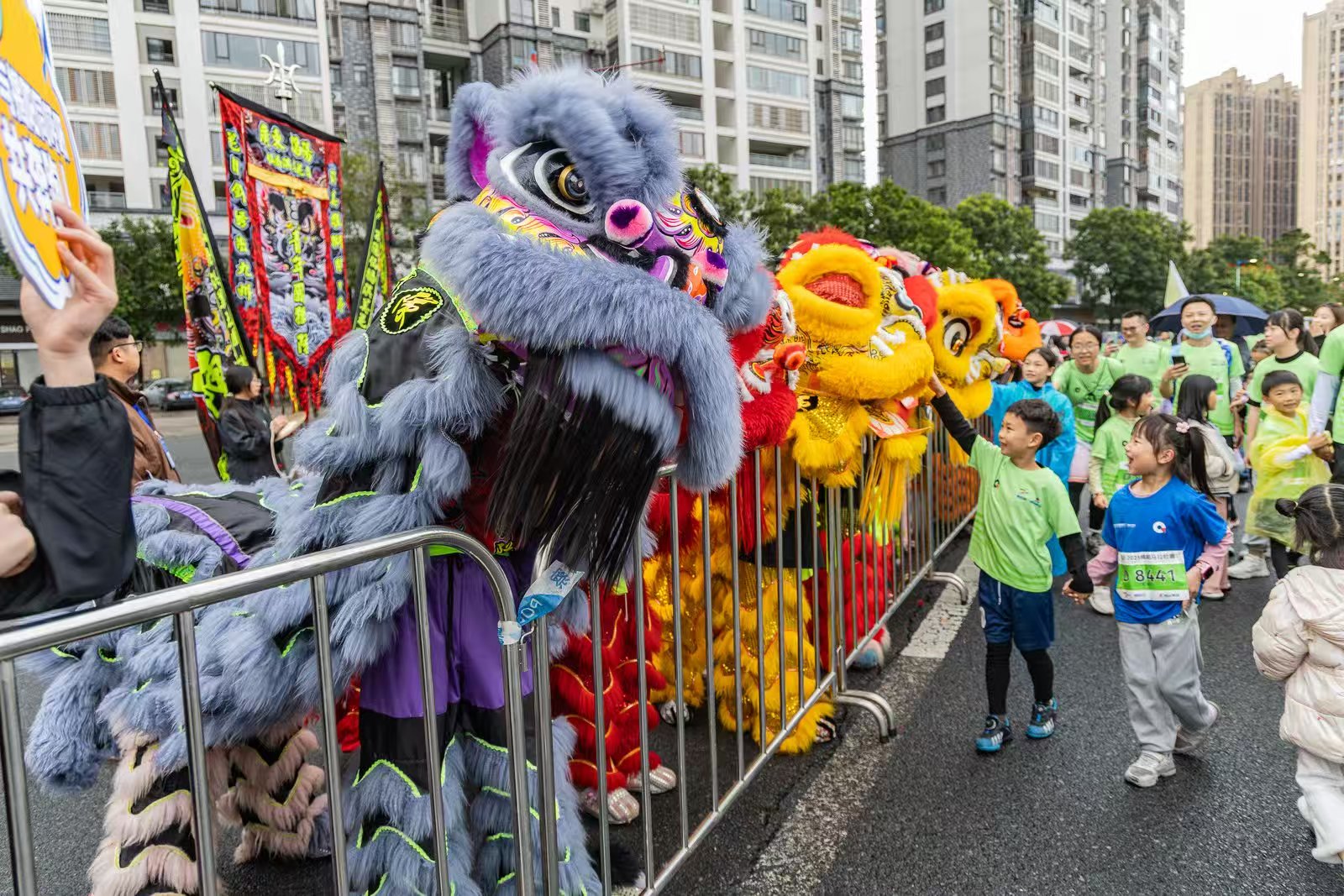 舞獅為跑者加油助威.jpg