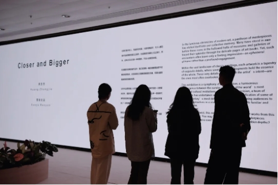 圖5：《Closer and Bigger》作品以首創(chuàng)數(shù)字化細(xì)節(jié)重構(gòu)藝術(shù)形式,吸引眾多觀展人駐足。jpg.jpg