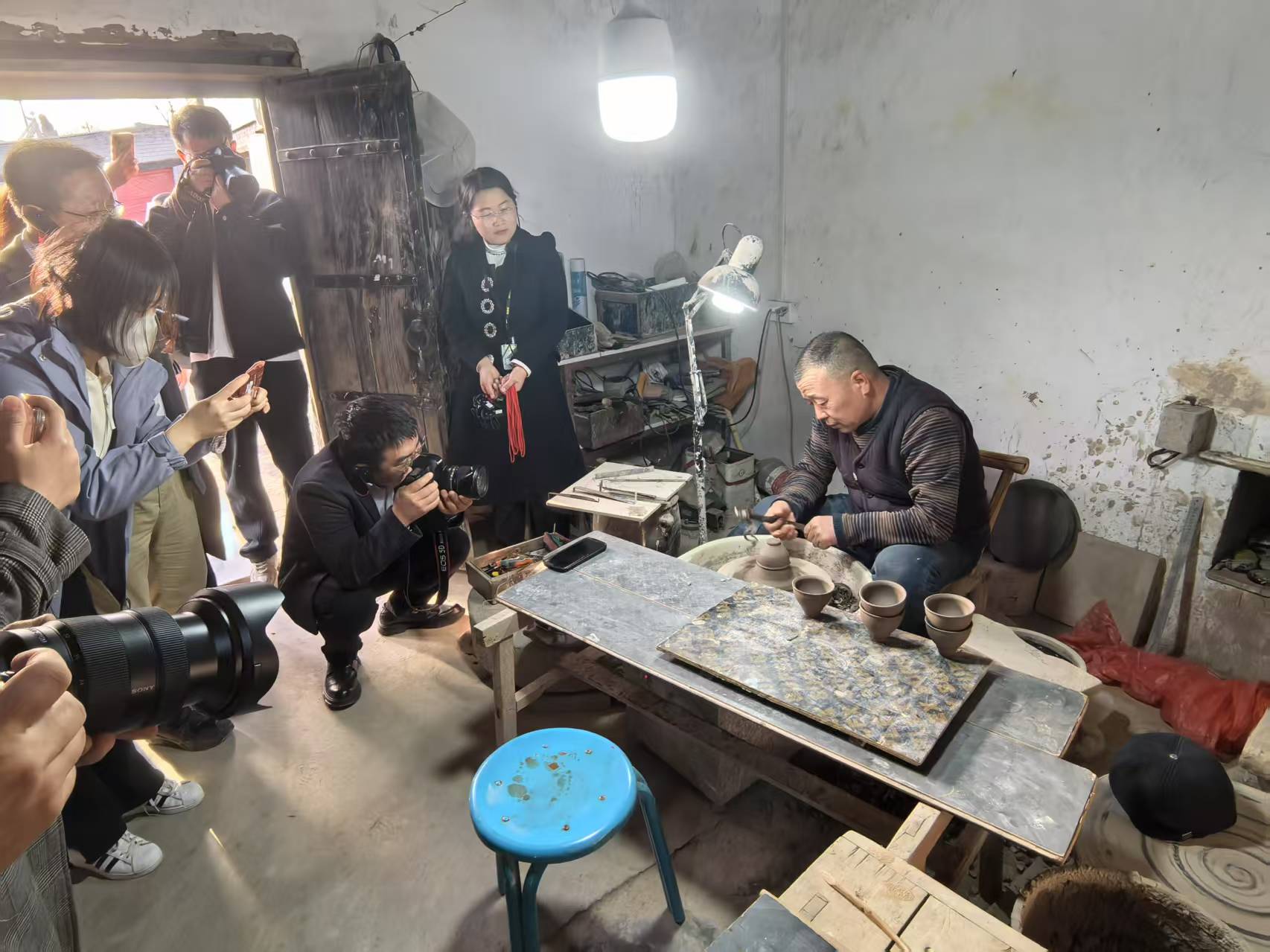 國家級非遺傳承人劉忠陽向記者展示祖?zhèn)骷妓?jpg