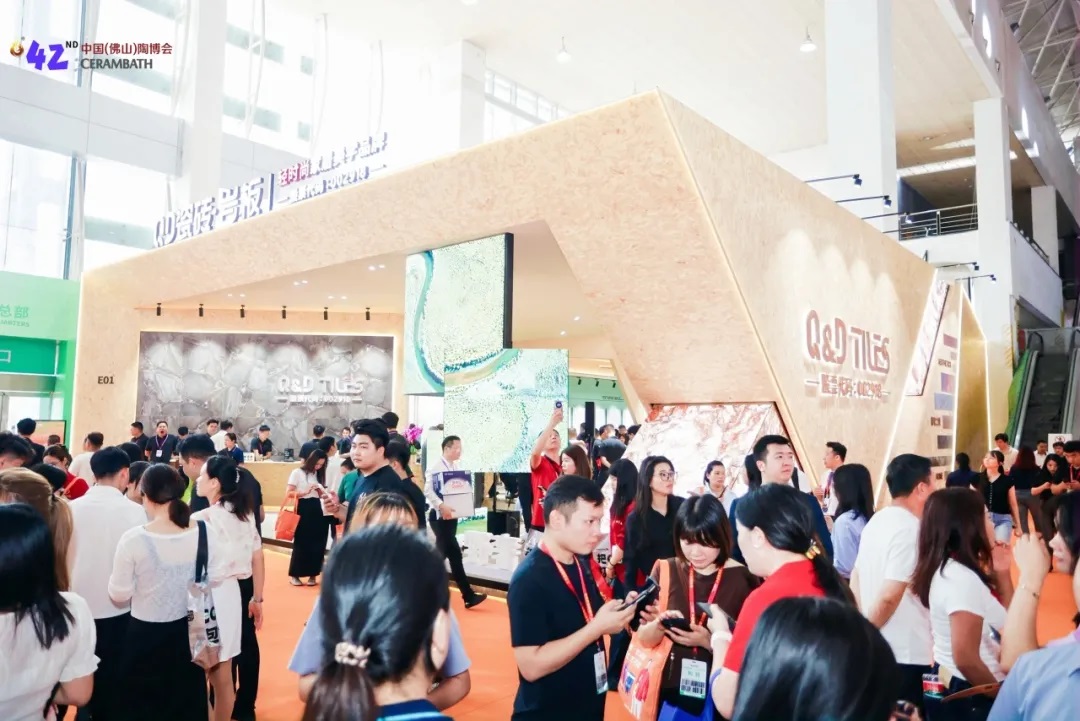42 屆中國(guó)（佛山）陶博會(huì)迎來(lái)大批客商.jpg
