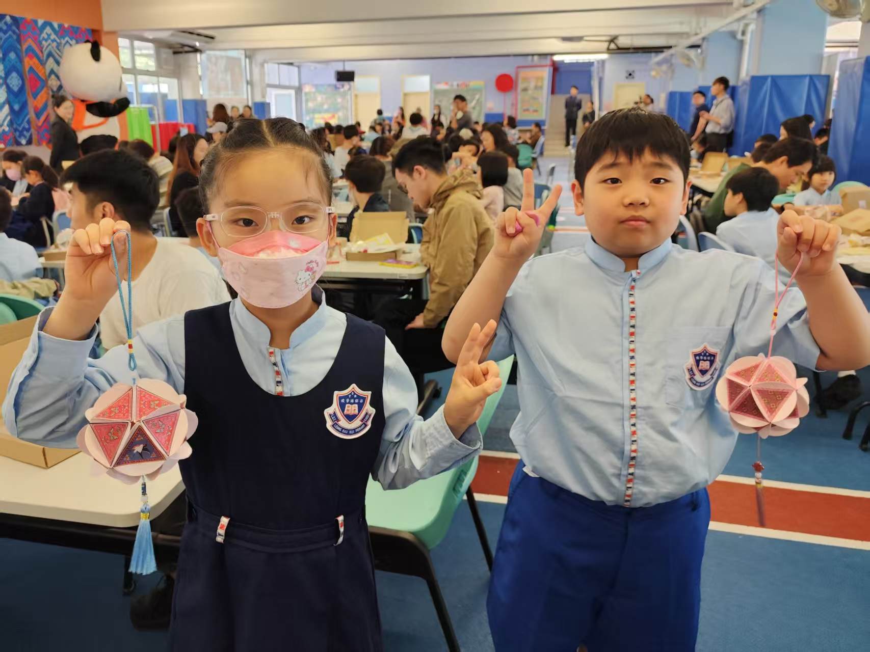 5、學(xué)生們親自制作繡球(馮瀚文 攝).jpg