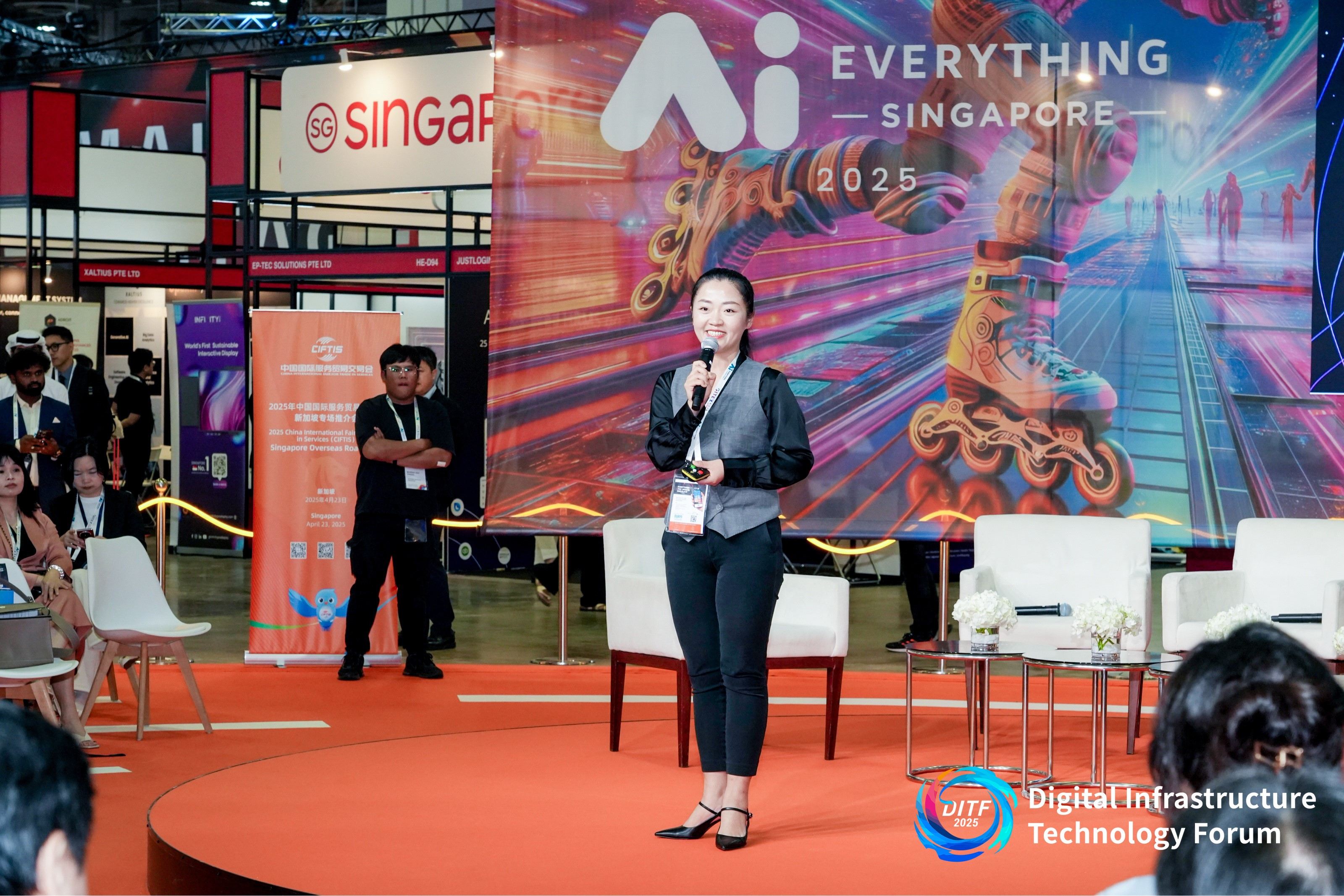 圖片3：智譜 AI 副總裁林超婷介紹智譜 AI 在人工智能領(lǐng)域的創(chuàng)新智能體產(chǎn)品及靈活的部署模式.jpg