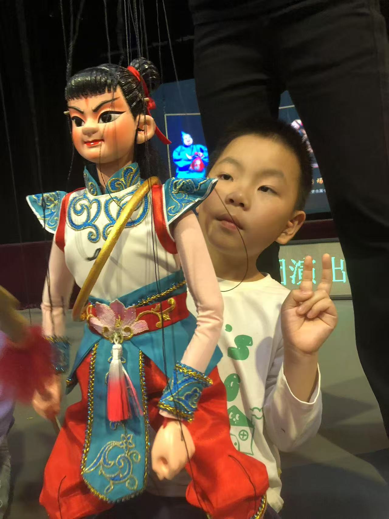 看完演出小觀眾爭相和「小哪吒」合影.jpg