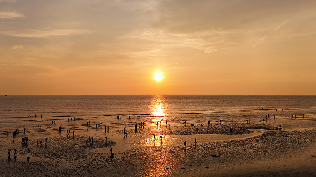 3 南通啟東是江蘇最早迎接日出的地方，長江、東海和黃海三面環(huán)繞。（趙振華攝）.jpg