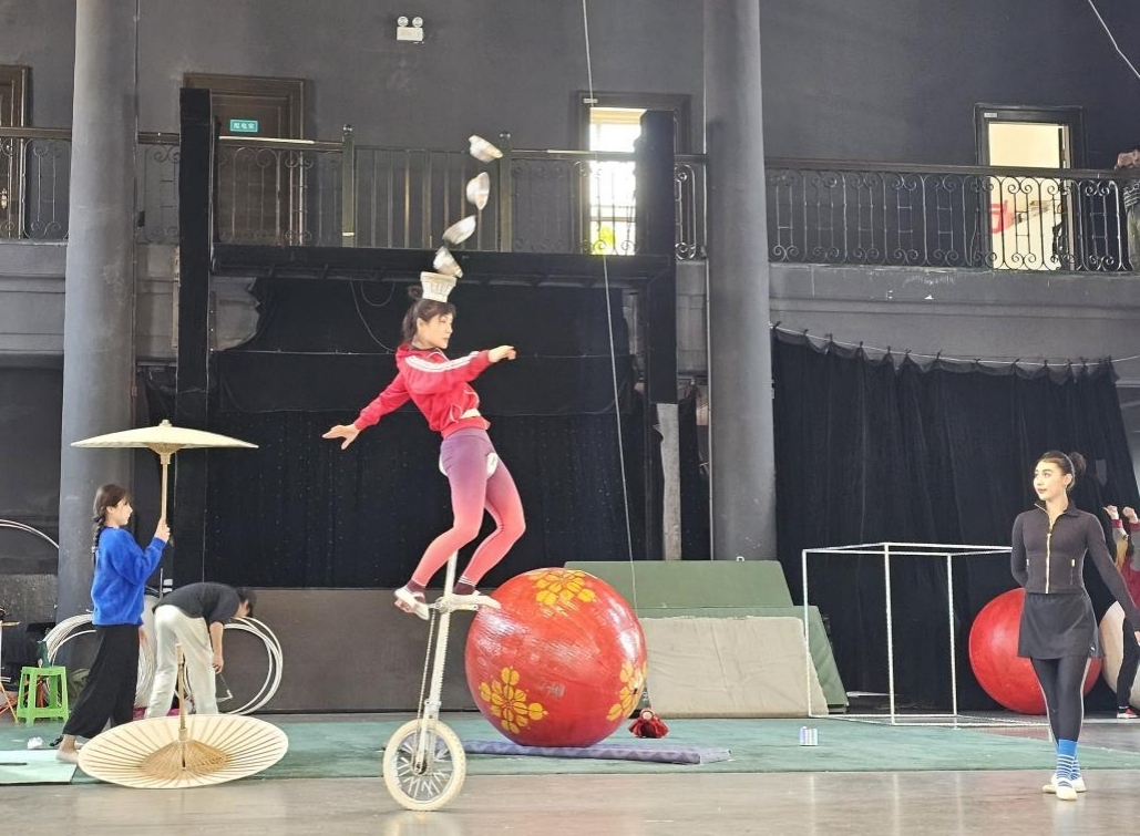 圖說一 國家一級演員高源“大球高車踢碗”，解構東方美學的動態(tài)方程式.jpg