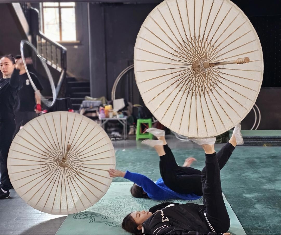 圖說二 「蹬傘」動作中，通過仰臥姿勢用腳尖控制傘的前後翻滾.jpg