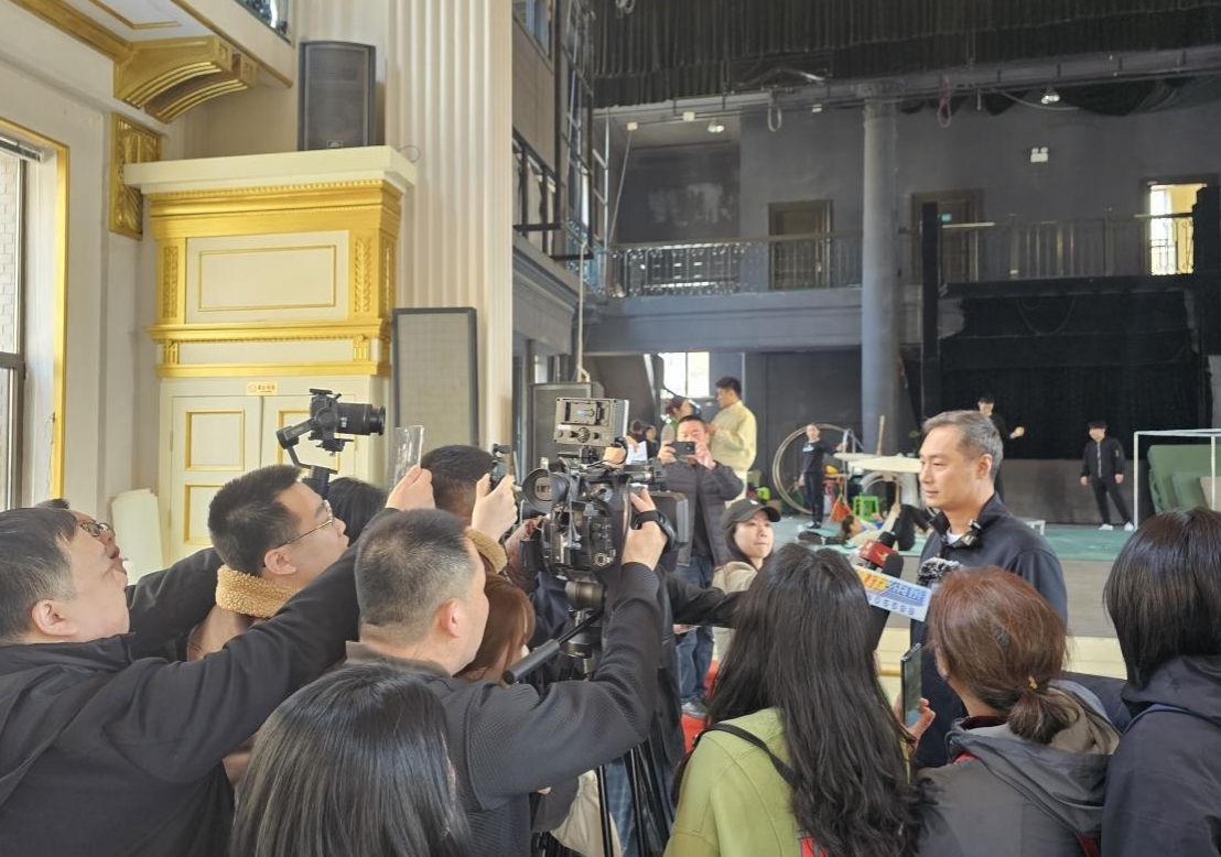 圖說三 長春市雜技團團長王志明正在接受記者採訪.jpg