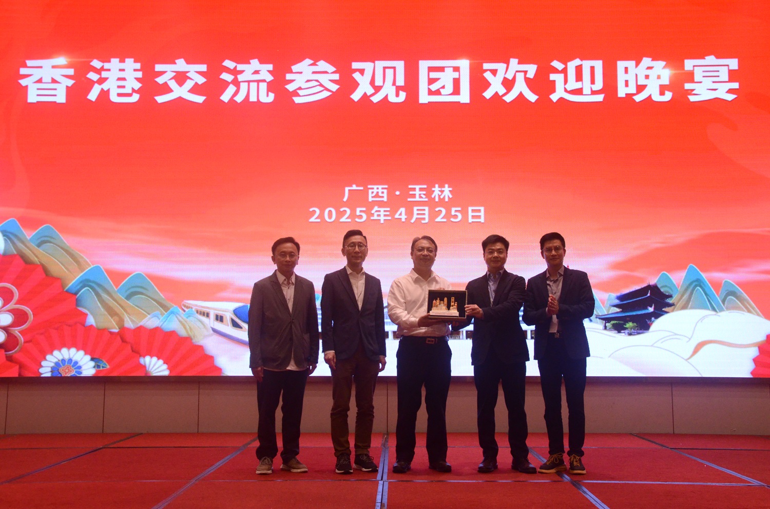 圖二、雙方互贈紀(jì)念禮物（陳泉宗  攝）.jpg