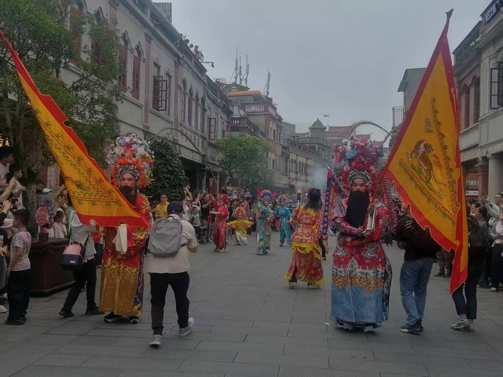 宋江陣在泉州進(jìn)行行進(jìn)式表演.jpg