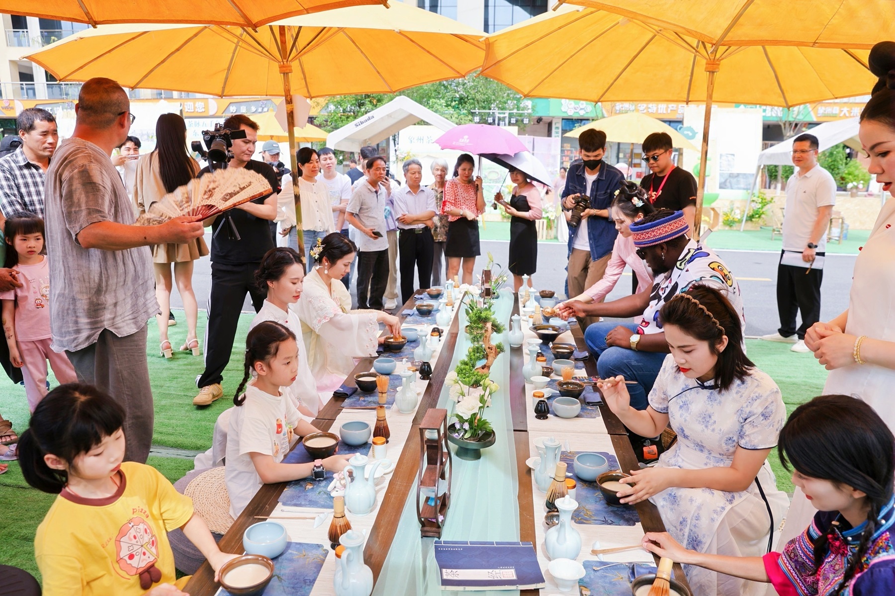 圖四、游客在象州茶肆活動中體驗宋代點茶.jpg