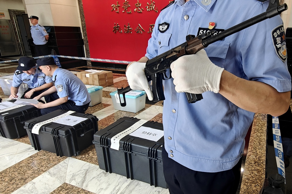圖為：廣州海關(guān)緝私局警員按要求將待銷(xiāo)毀毒品出庫(kù)2（池兆恩攝）.jpg