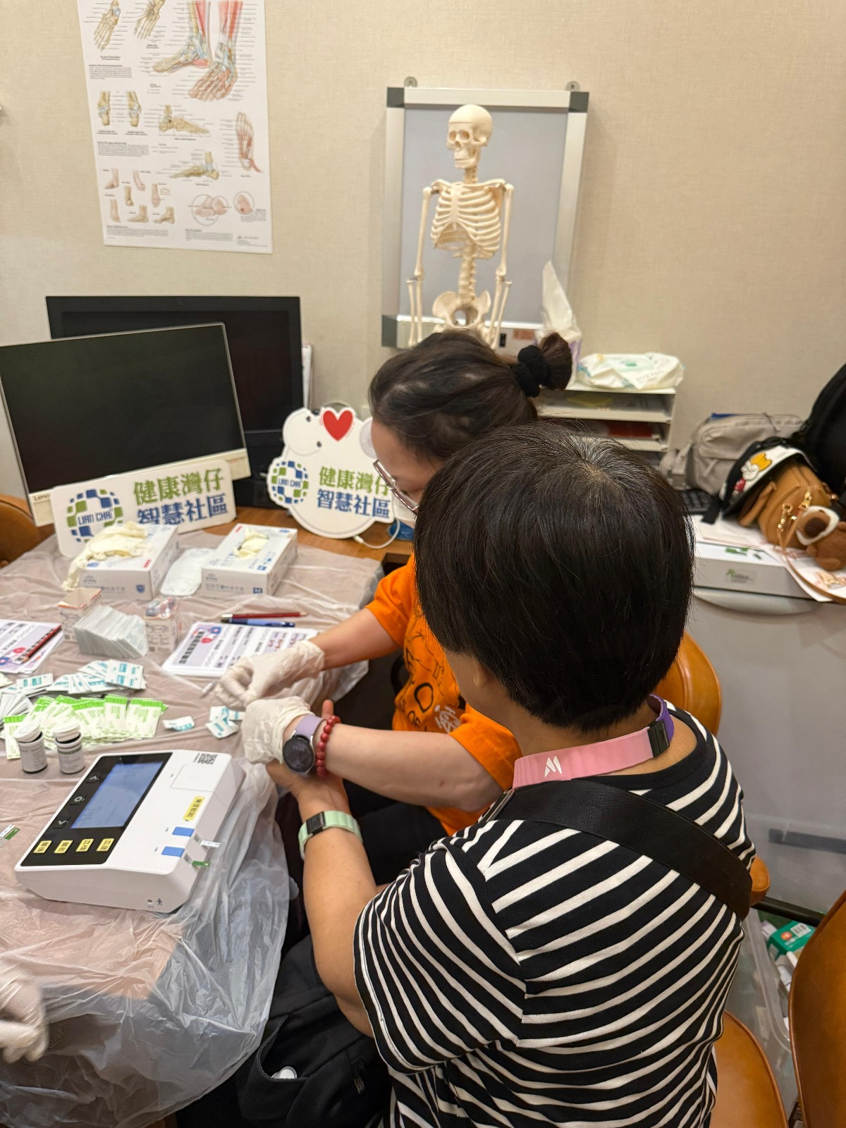 05 灣仔市民在活動中檢查血脂，尿酸和血糖指數(shù)。.jpg