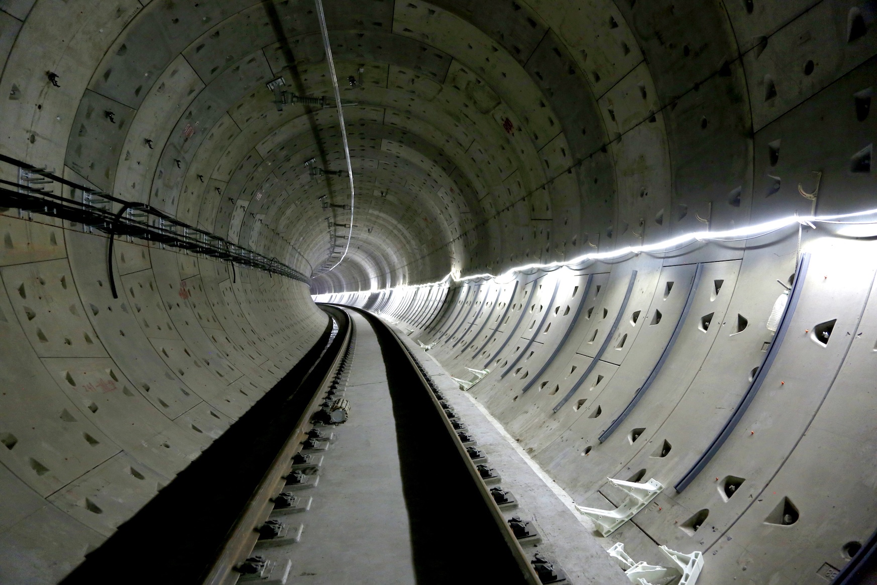 隧道長軌貫通.jpg