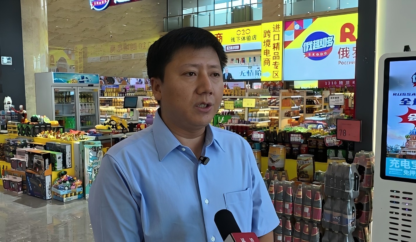 圖說一：琿春跨境電商綜合試驗區(qū) 電商業(yè)務(wù)負(fù)責(zé)人李金海向本報記者介紹了琿春跨境電商發(fā)展情況.jpg