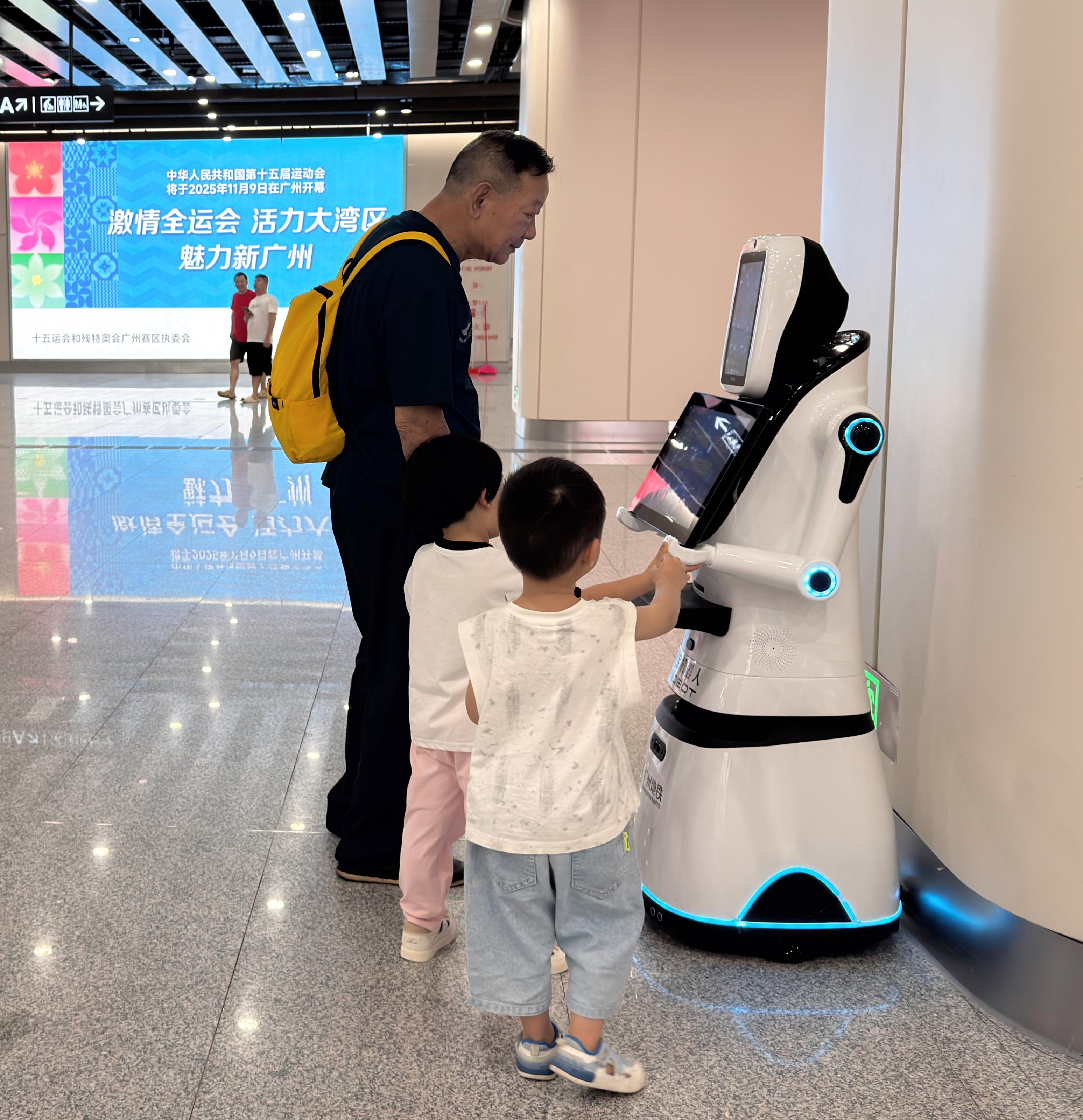 “五羊”智能機(jī)器人亮相廣州白雲(yún)站 廖旭娟攝 (2).jpg