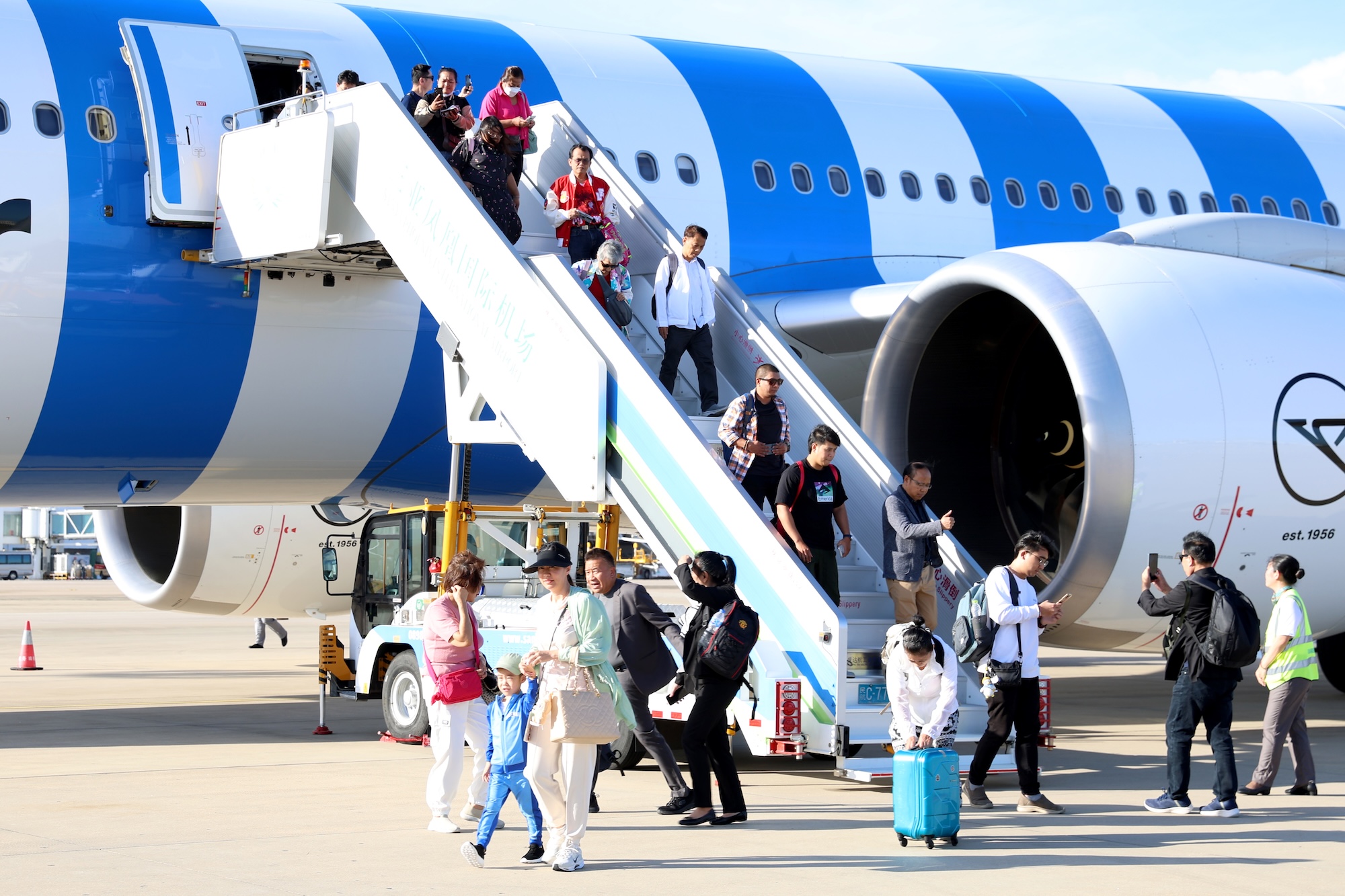 圖1-三亞直連法蘭克福經(jīng)曼谷 來(lái)自歐洲、東南亞的旅客們安全著陸.jpg