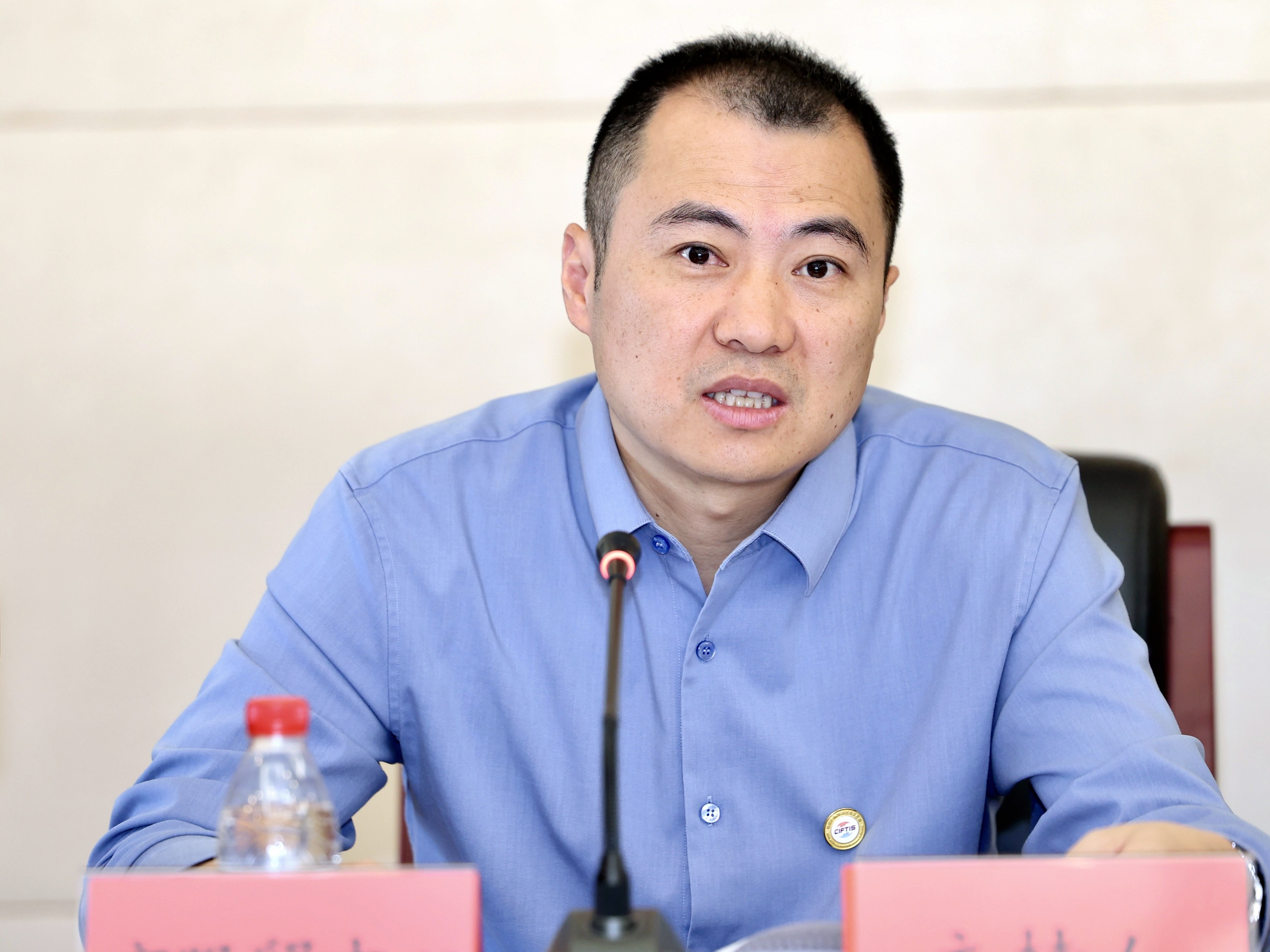 圖片2： 北京市國(guó)際服務(wù)貿(mào)易事務(wù)中心副主任殷亮介紹2025年服貿(mào)會(huì)創(chuàng)新技術(shù)亮點(diǎn).jpg