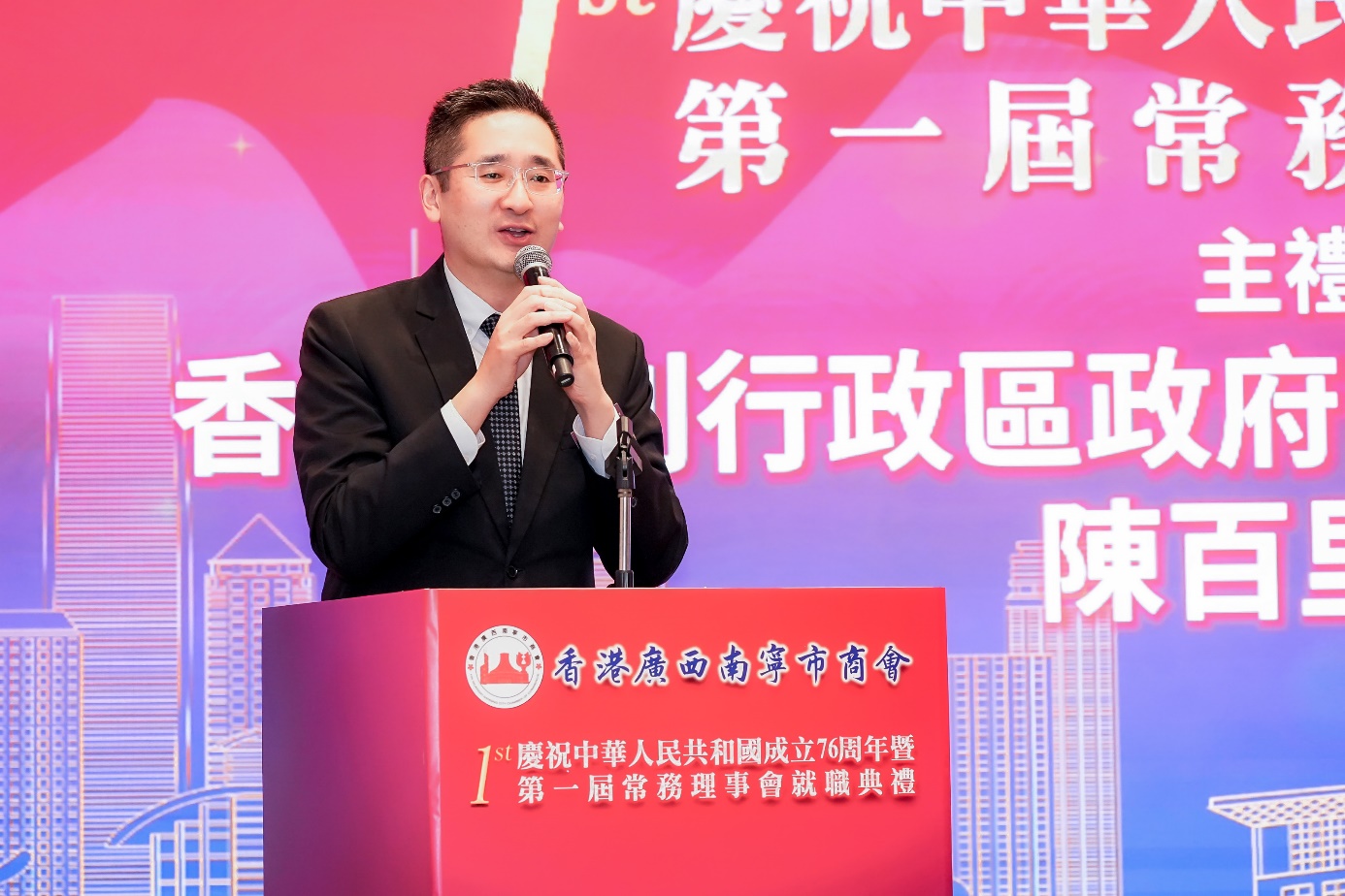 3、特區(qū)政府商務(wù)及經(jīng)濟(jì)發(fā)展局副局長陳百里致辭（商會(huì)供圖）.jpg