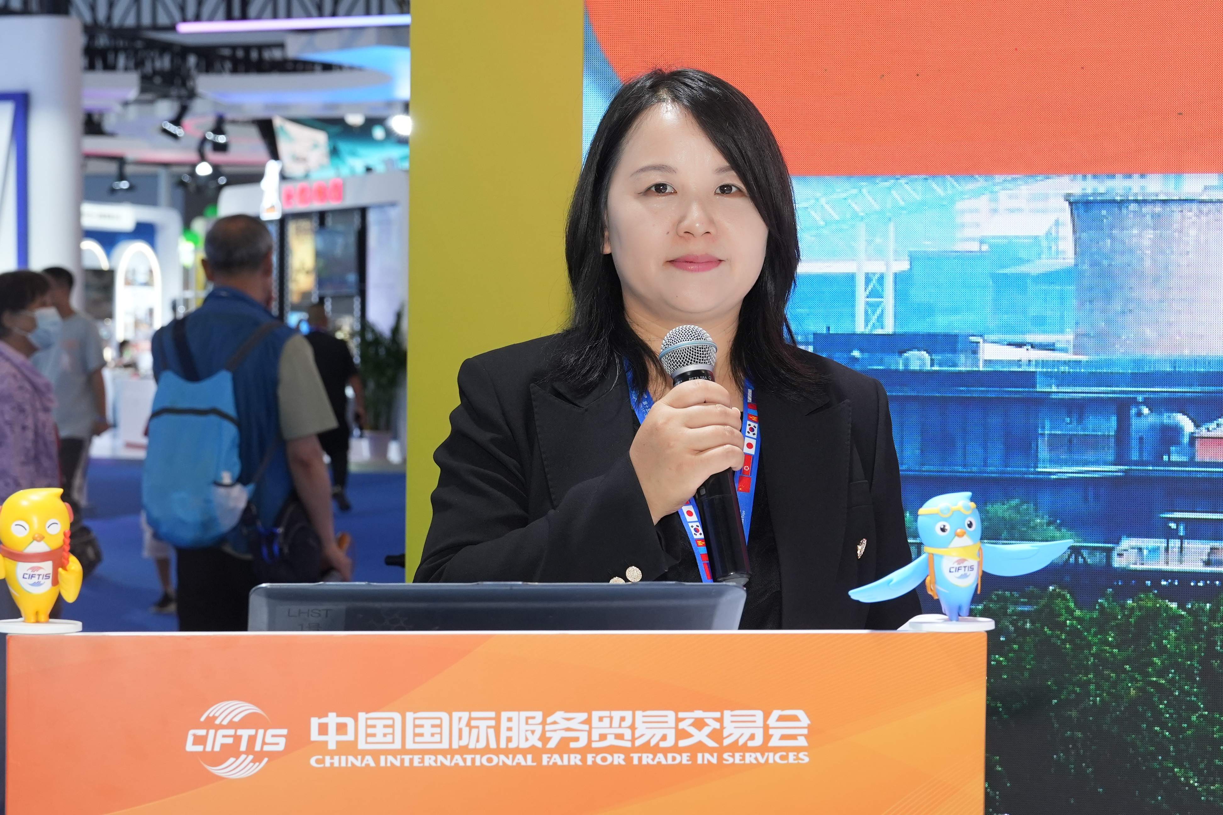 圖片2：首都會展集團主承辦業(yè)務(wù)部項目總監(jiān)楊慧詳細推介了2025年服貿(mào)會最新籌辦進展.jpg