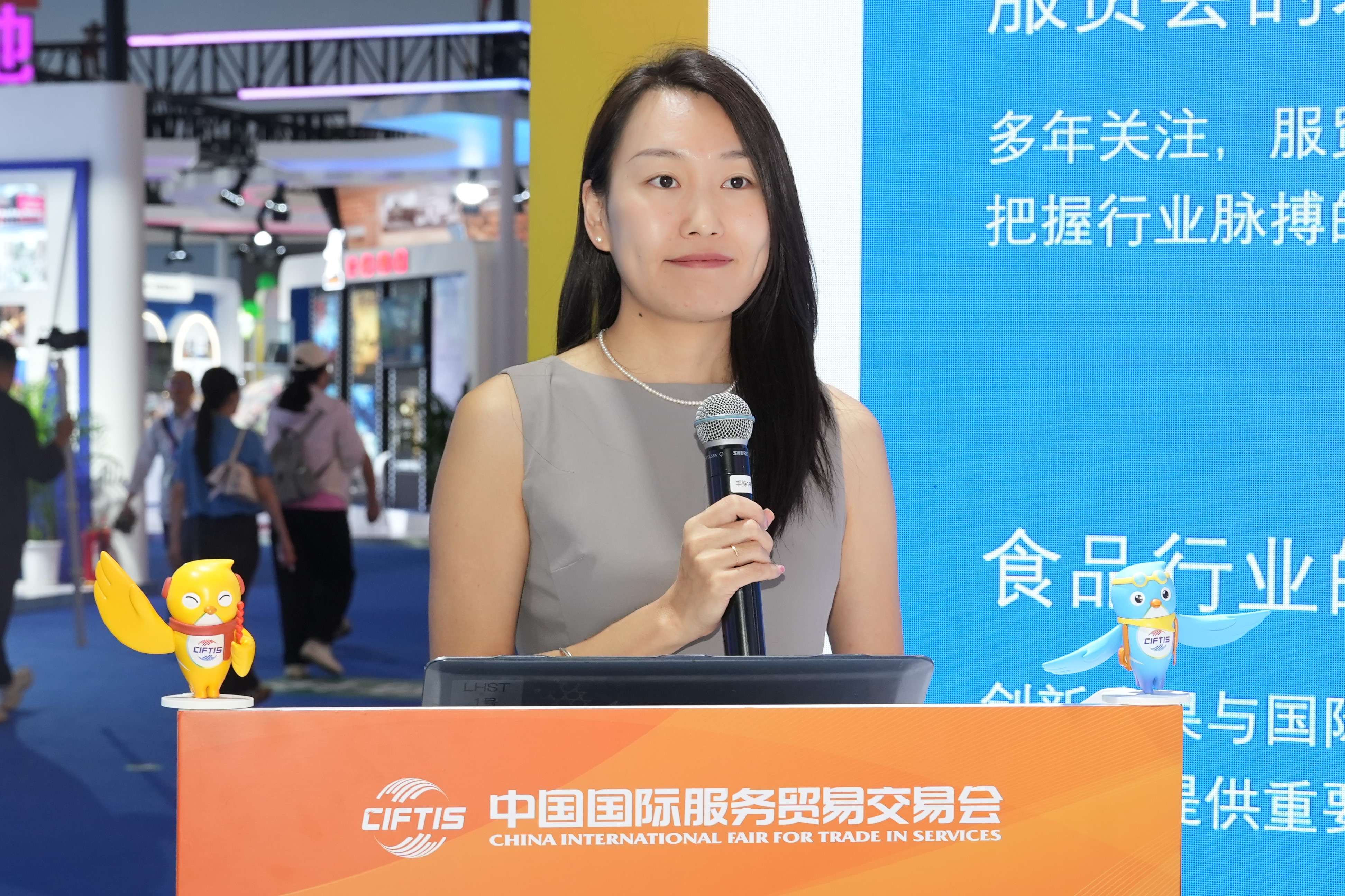 圖片3 北京豐收國際貿(mào)易有限公司副總經(jīng)理衣月以“深耕貿(mào)易沃土，共築合作新篇”為主題展開分享.jpg