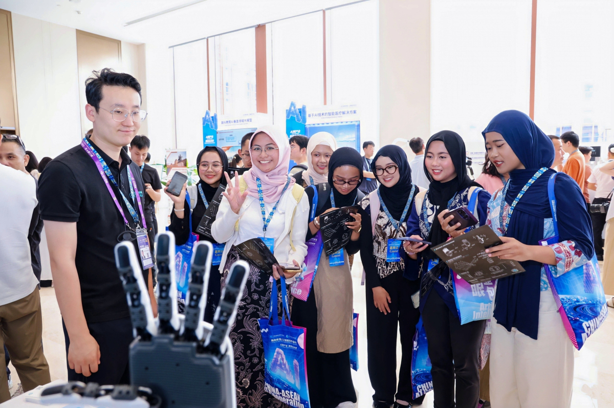 2、嘉賓們現(xiàn)場了解人工智能應用（主辦方供圖).jpg