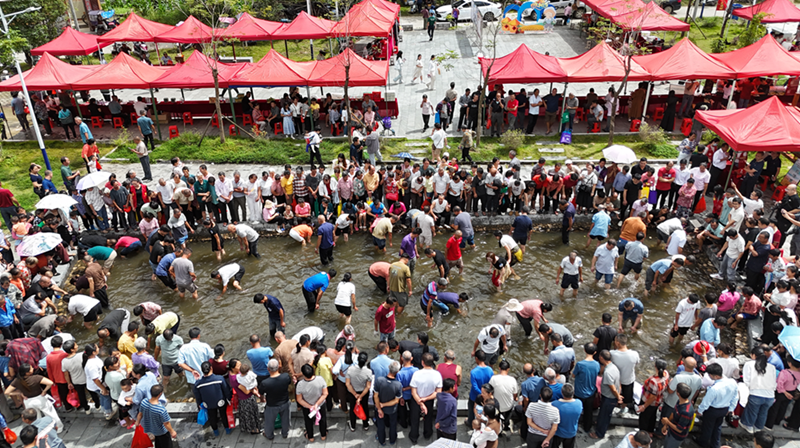圖三：圖為抓活魚活動現(xiàn)場 賀州市融媒體中心供圖.png