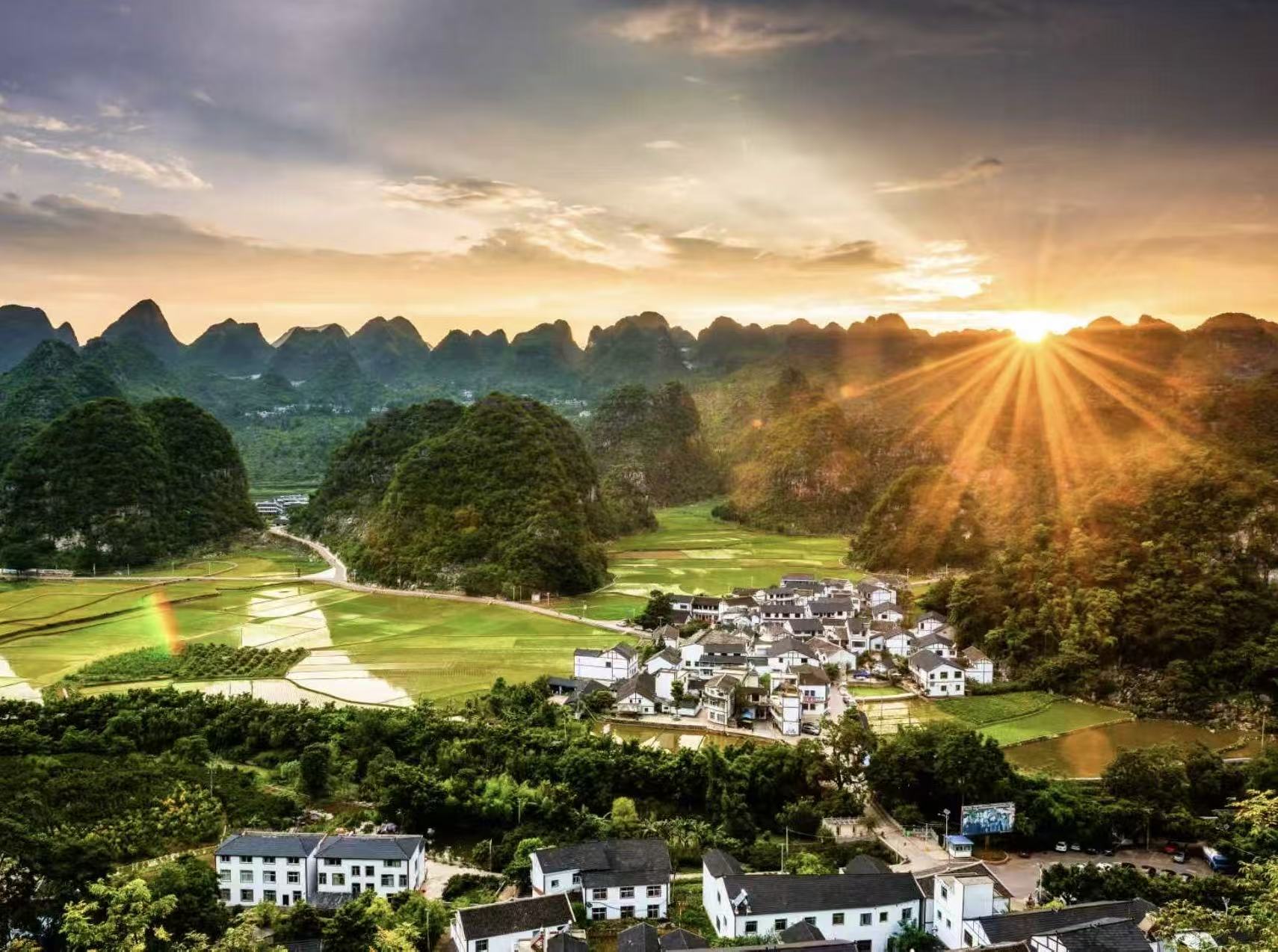 圖3：夕陽(yáng)萬(wàn)峰林 陳洪兵 攝.jpg