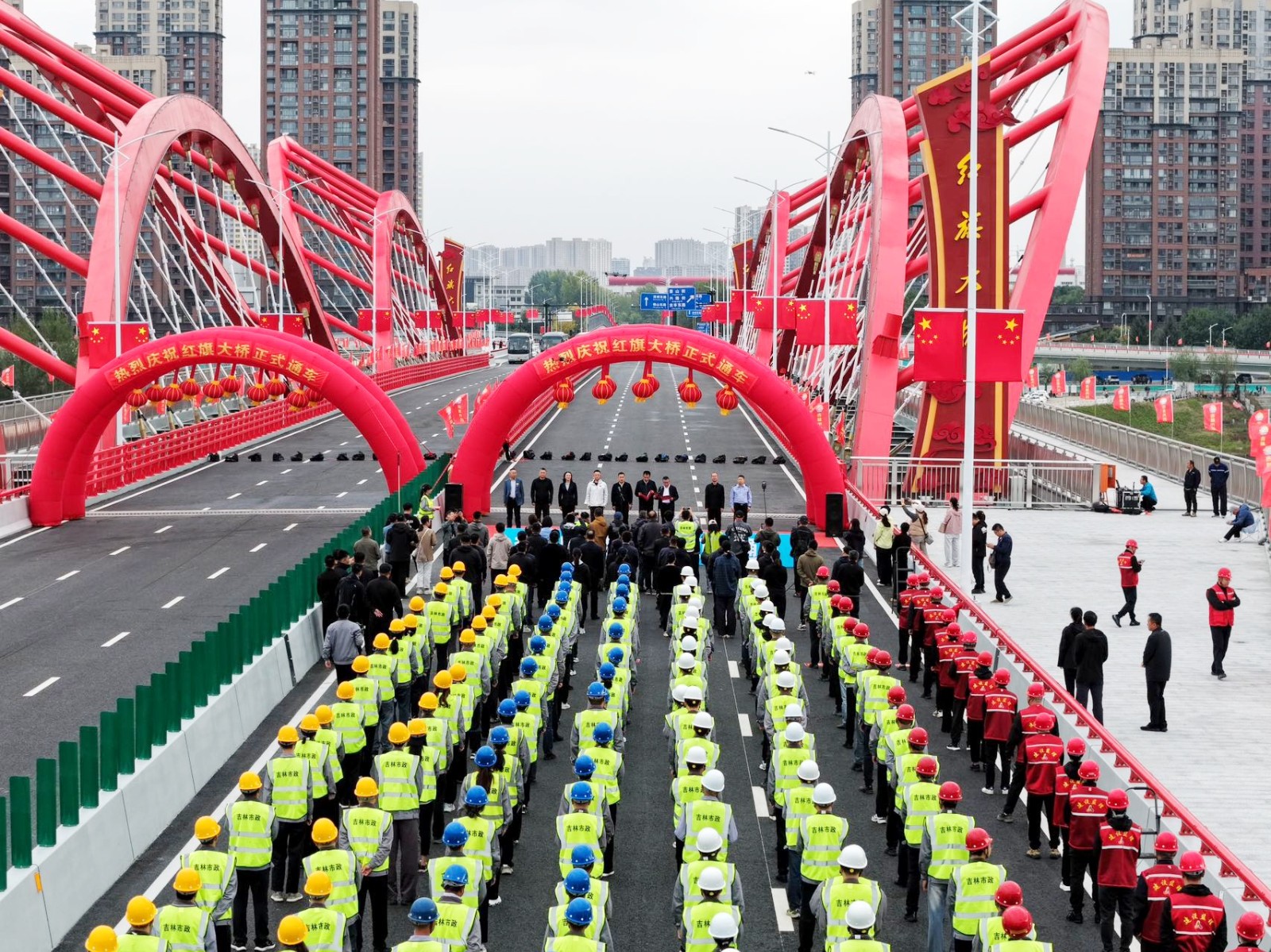 圖說(shuō)一：紅旗大橋通車儀式現(xiàn)場(chǎng).jpg