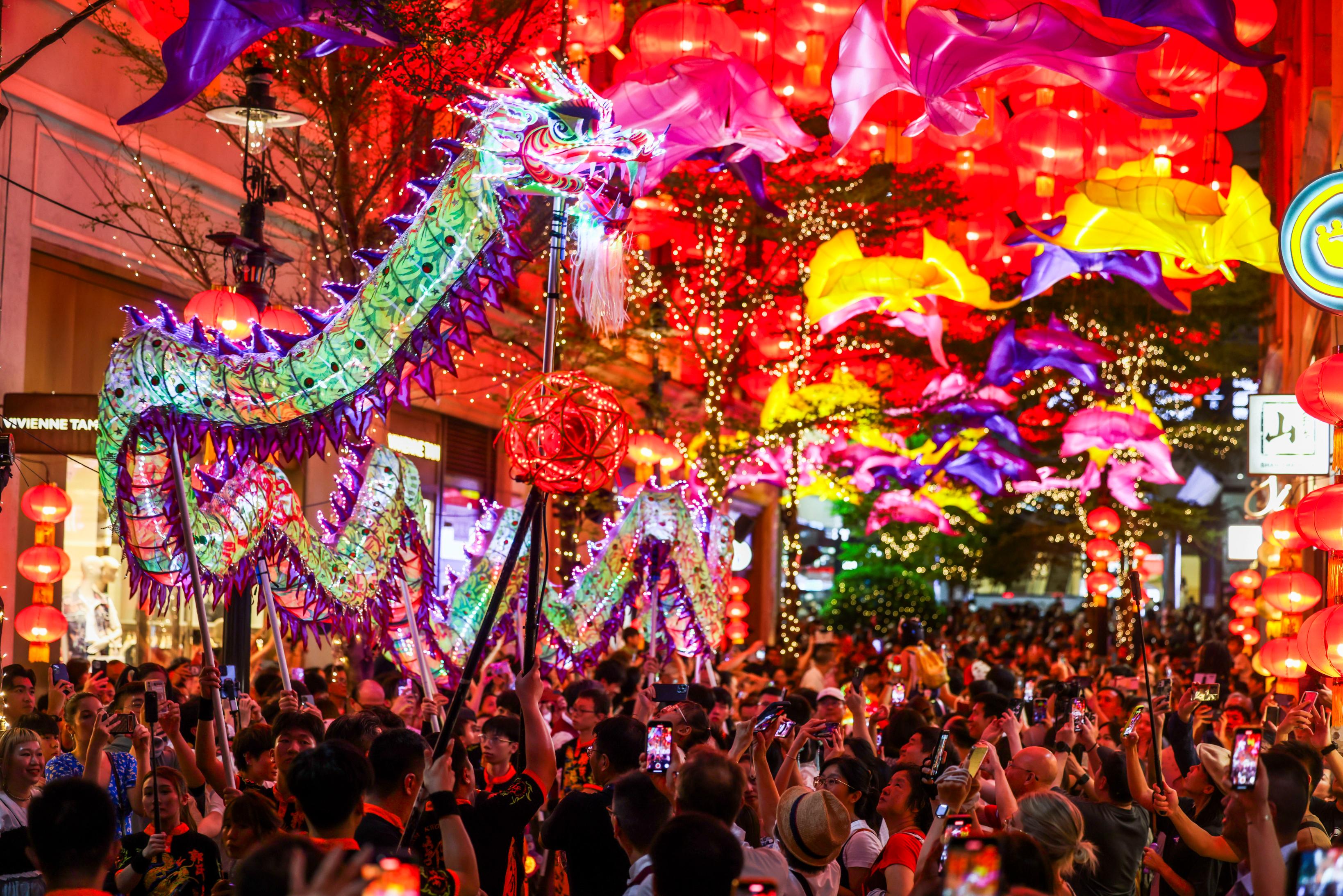 18米長LED 幻彩夜光龍10月6日震撼登場 (2).jpg