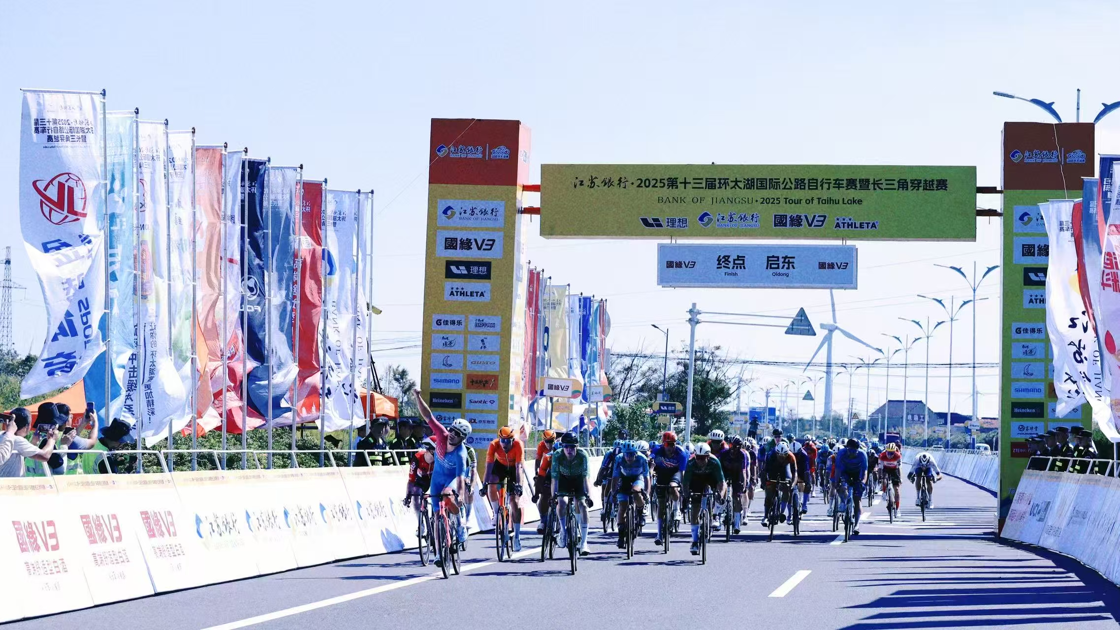 圖3：來自全球22支頂級職業(yè)車隊的132名精英騎手競速啟東。.jpg