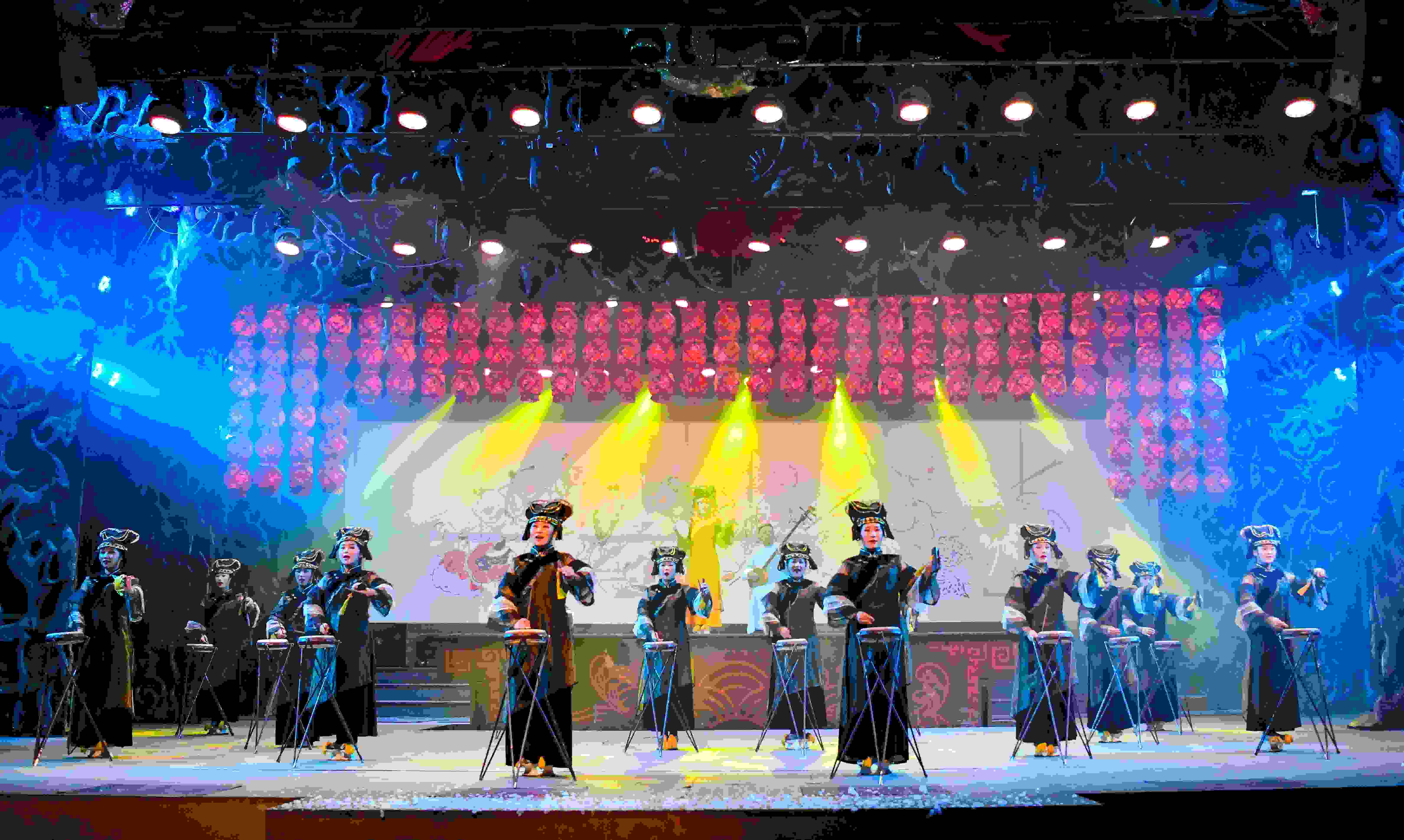 滿族風(fēng)情  姜信和攝   《八旗山水謠》——丹東是全國(guó)最大的滿族聚居區(qū)，《八旗山水謠》再現(xiàn)了獨(dú)具地方特色的滿族風(fēng)情，《子弟書(shū)》《太平鼓》等屬于傳統(tǒng)節(jié)目。.JPG