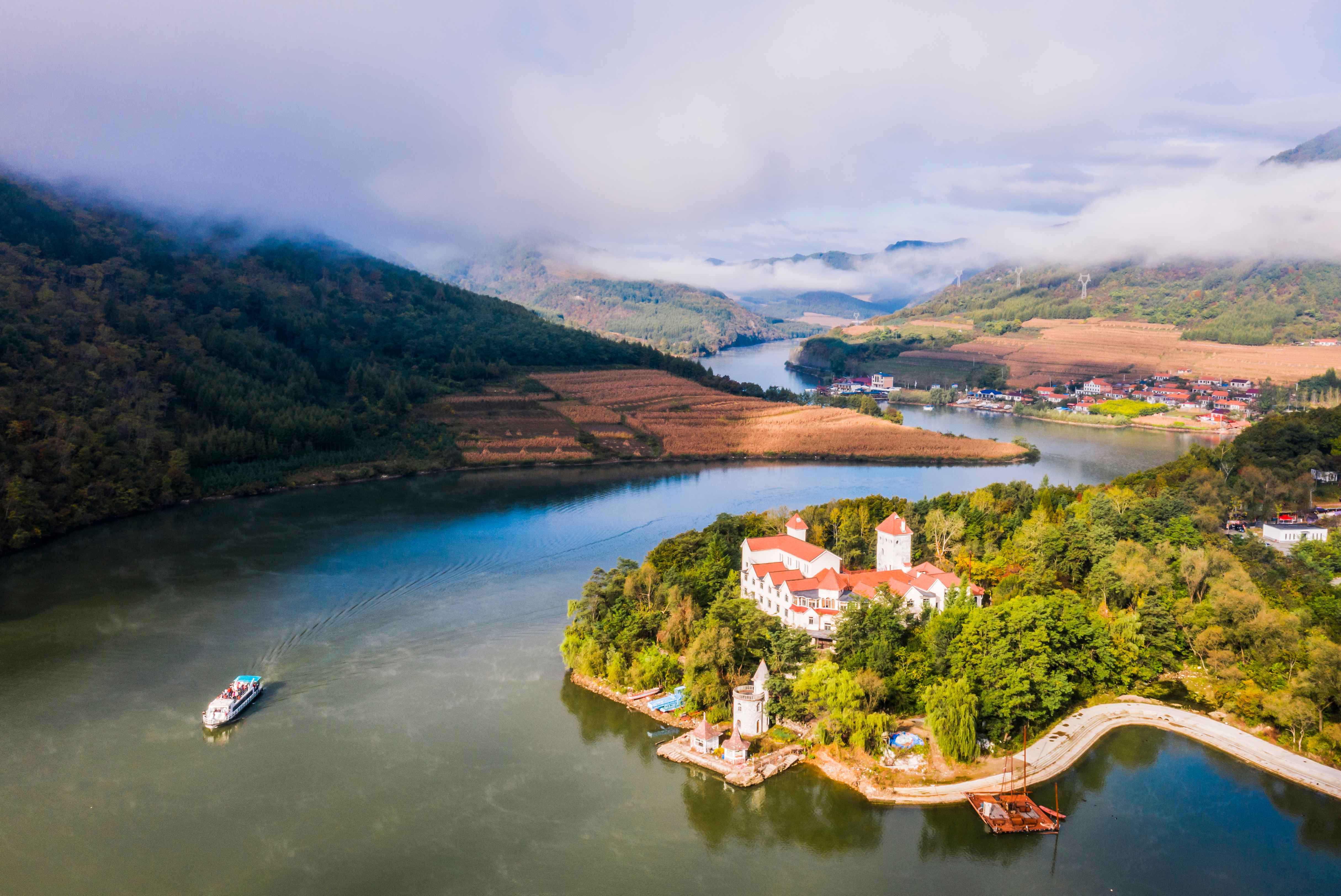 6，《青山湖畔》鄒曉龍    青山溝風景名勝區(qū)由 “青山湖”“飛瀑澗”“虎塘溝”“中華滿族風情園”等組成。.jpg