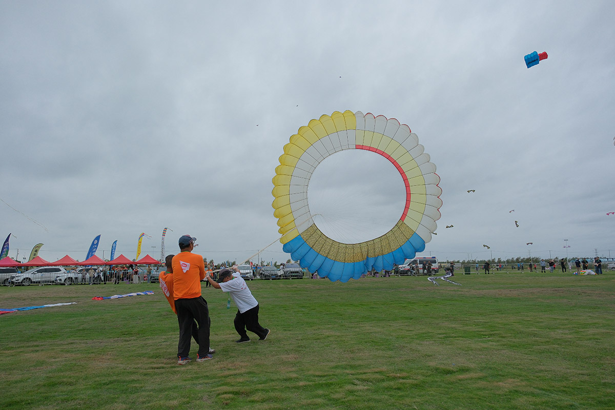 圖2：參賽選手放飛滾地龍風(fēng)箏。.jpg