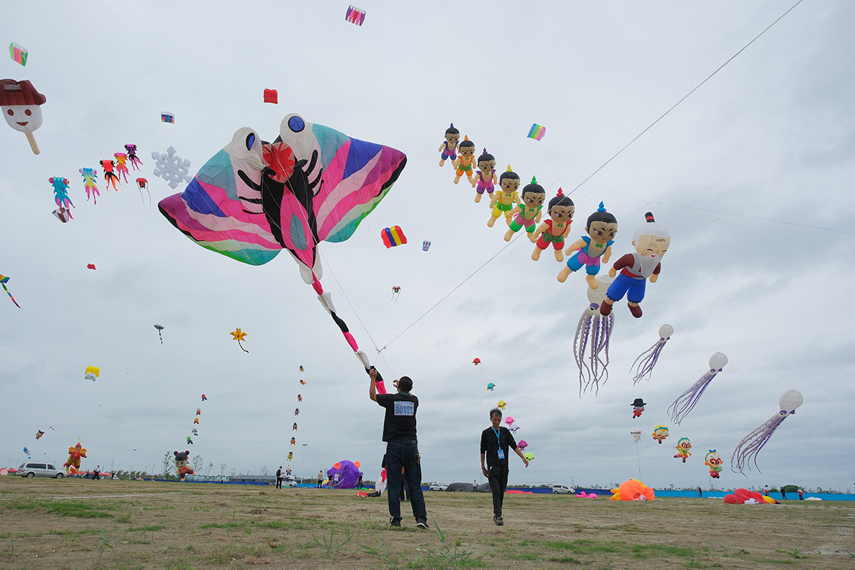 圖3：參賽選手放飛充氣風(fēng)箏。.jpg