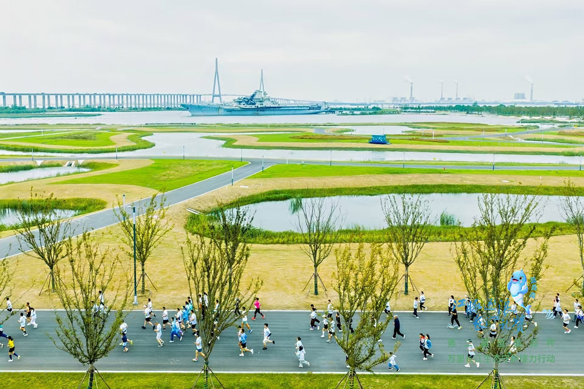 圖3：跑友在蘇錫通園區(qū)長(zhǎng)江邊奔跑。.jpg