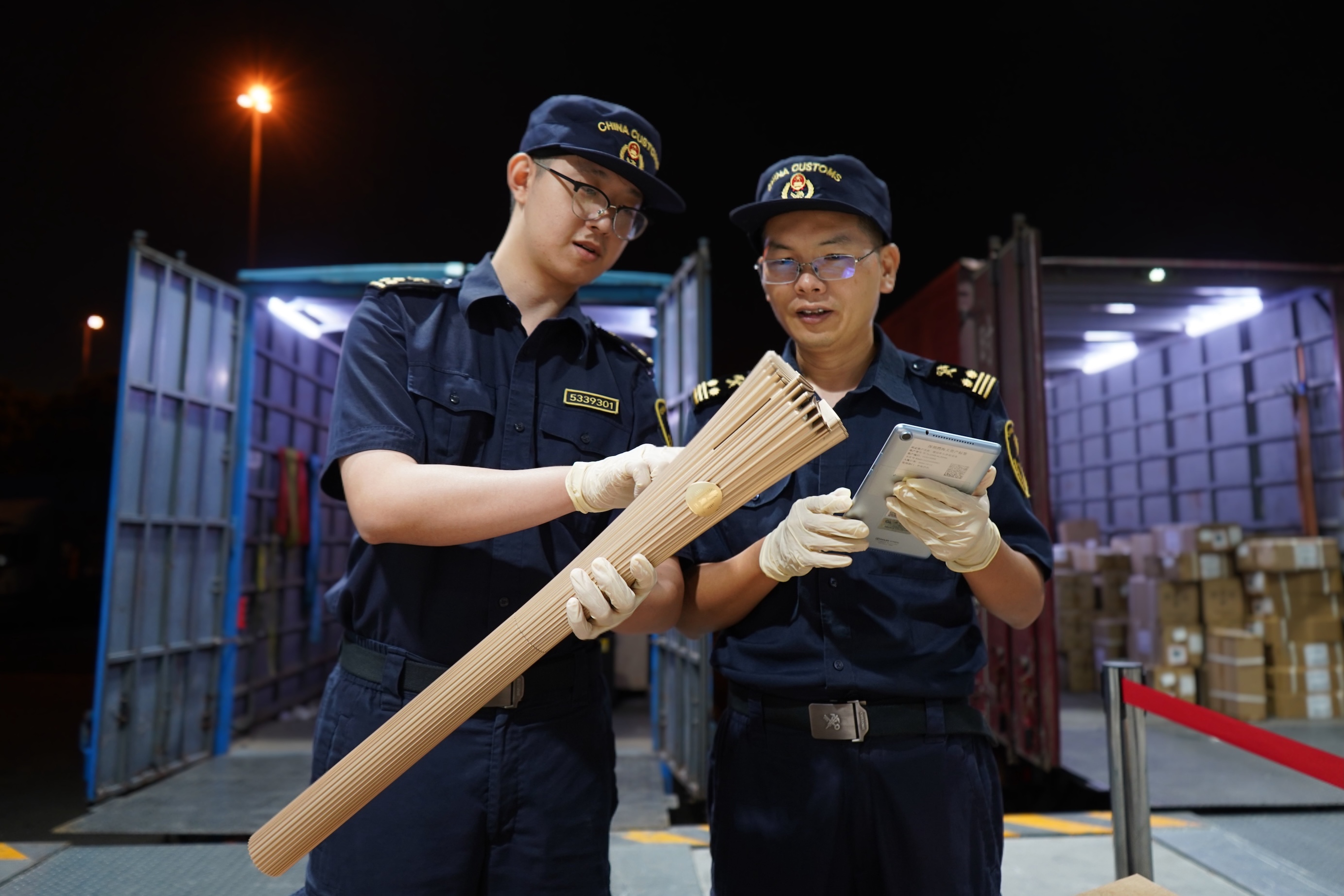 10月20日夜，深圳海關(guān)全力保障十五運(yùn)和殘?zhí)貖W會香港賽區(qū)火炬物資通關(guān).jpg