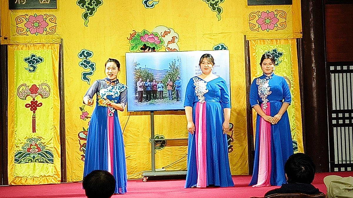 圖2:王妍蓉(左一)與南通大學(xué)藝術(shù)學(xué)院研究生演唱《海門山歌交關(guān)多》.jpg