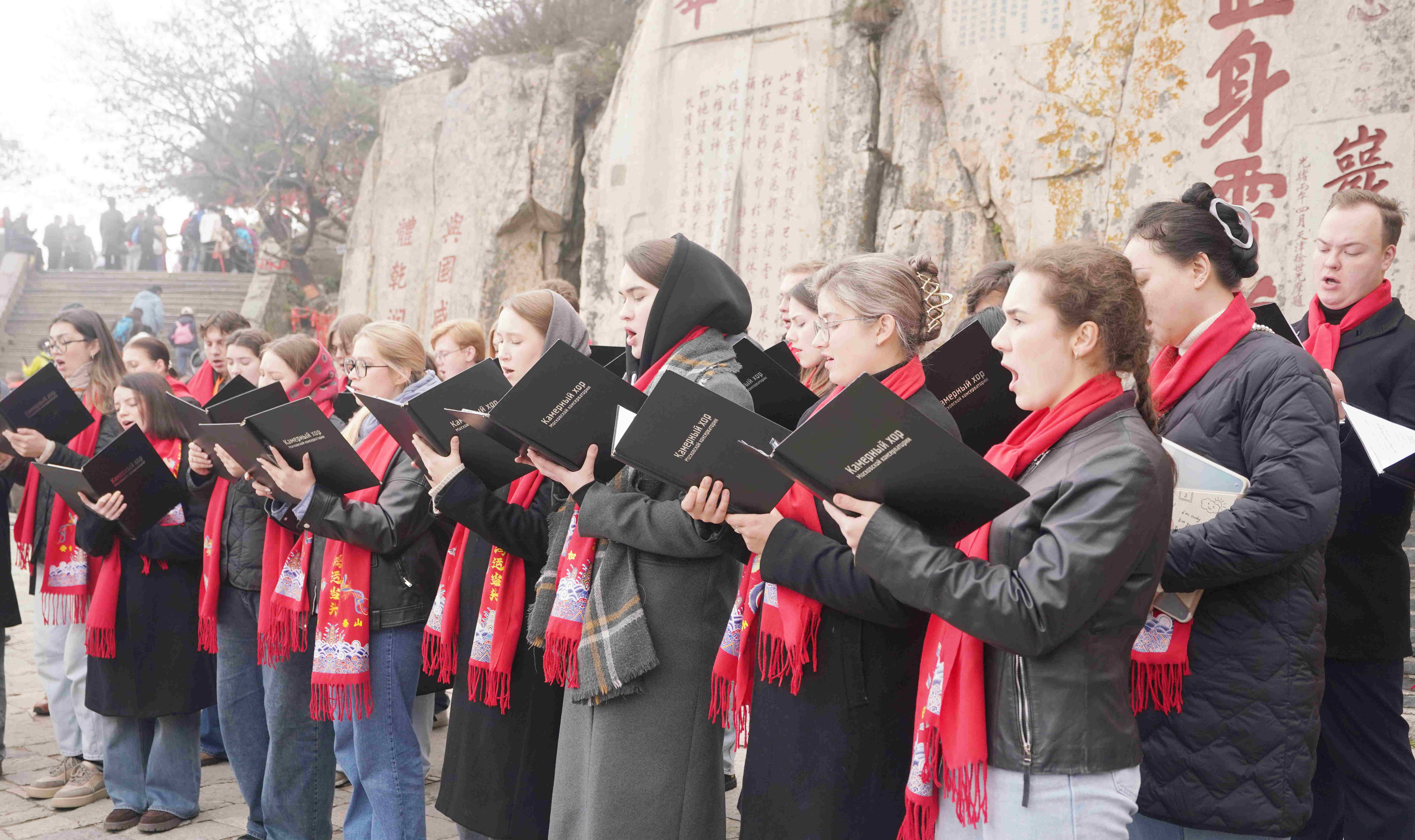 俄羅斯莫斯科國立柴科夫斯基音樂學院合唱團在泰山演唱。李澤民 攝_看圖王.jpg