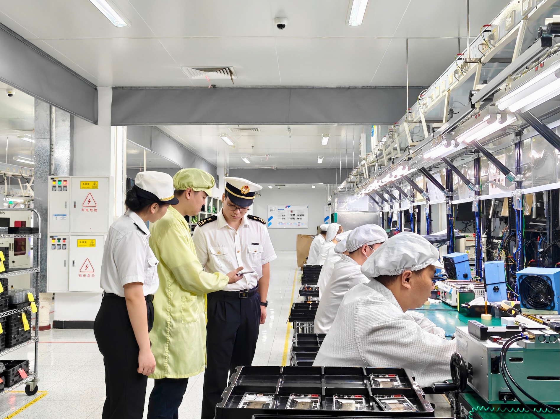 黃埔海關(guān)所屬沙田海關(guān)關(guān)員對綜保區(qū)內(nèi)保稅研發(fā)業(yè)務(wù)進(jìn)行安全檢查 王丹攝.jpg