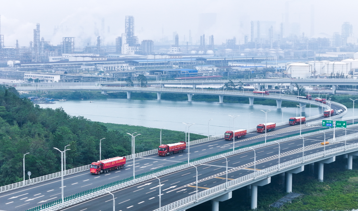 2、中國石油廣西石化煉化一體化轉(zhuǎn)型升級項目首批化工產(chǎn)品發(fā)運（王芳 攝）_編輯.jpg