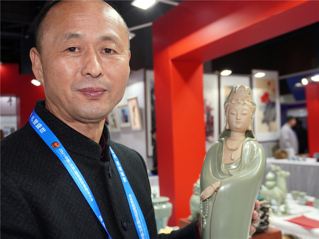圖片4：中國(guó)陶瓷藝術(shù)大師、平頂山市汝瓷研究會(huì)會(huì)長(zhǎng)李浩中和他的作品汝瓷觀音像.jpg