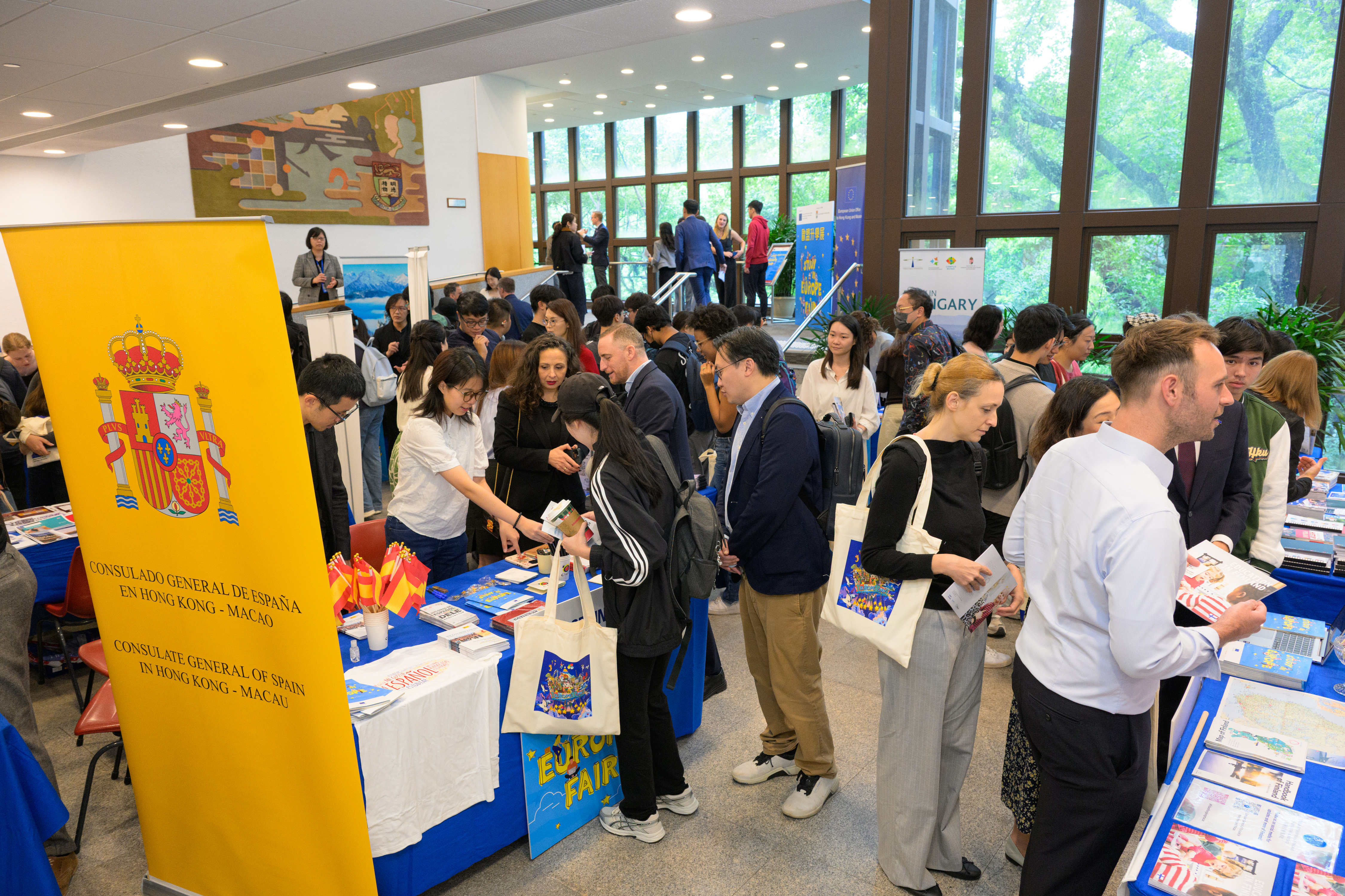 一眾學(xué)生於不同歐盟成員國攤位探索歐洲一流的升學(xué)機會.jpg