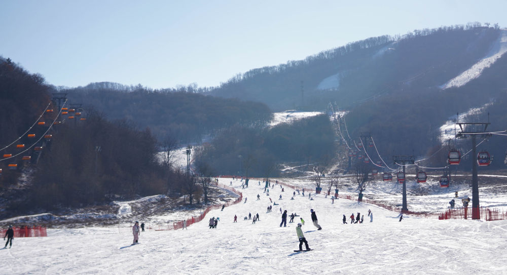 圖說：11月22日，滑雪愛好者在吉林市中旅松花湖度假區(qū)滑雪。新華社記者 顏麟蘊(yùn) 攝.jpg