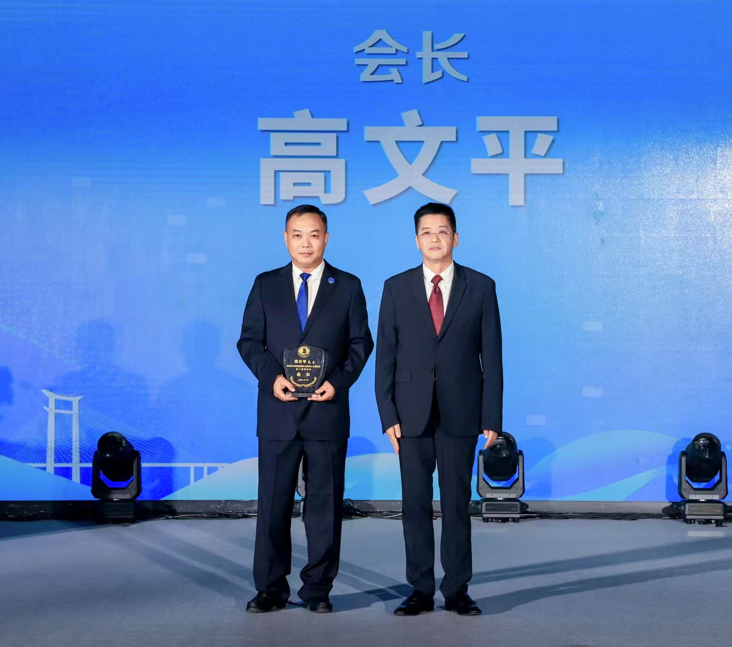 2區(qū)委書記高金全為高文平會長授牌.jpg
