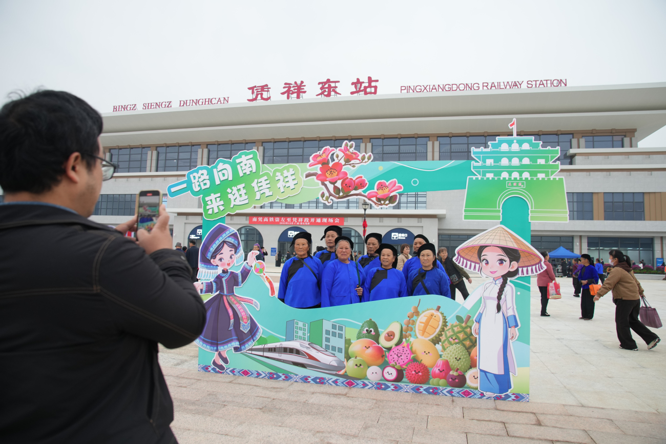 2.身著民族服飾的市民前來(lái)打卡（陳冠言 攝）.jpg