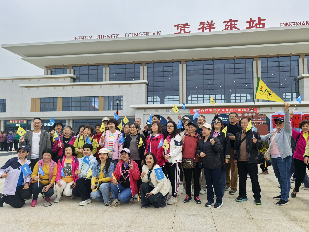 3.旅遊團(tuán)在車(chē)站廣場(chǎng)合影.jpg